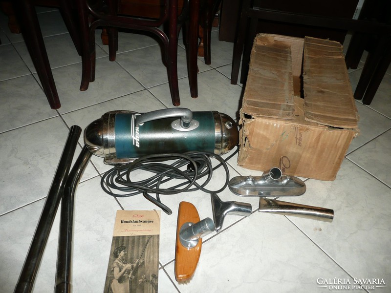 A curiosity! Antique omega manual vacuum cleaner in perfect working order, with all accessories, factory box