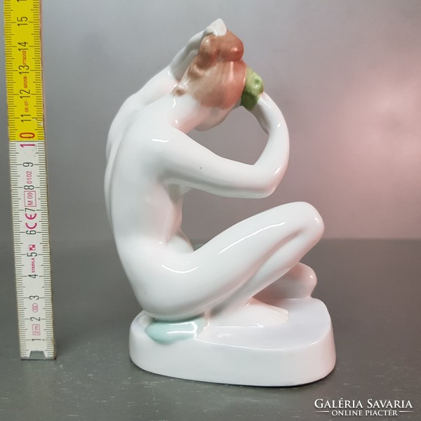 Aquincumi kontyot tűző, fésülködő nő porcelán figura (917)