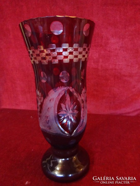 Lead crystal burgundy vase, 24 cm high. He has!
