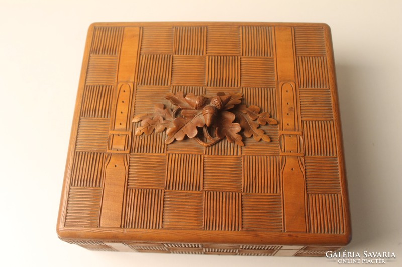 Antique carved wooden box (Vihnyei memorial)