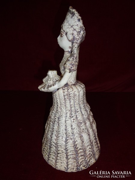 Porcelán figurális szobor, tortát tartó hölgy, 28 cm magas. jelzés a belsejében JM. Vanneki!