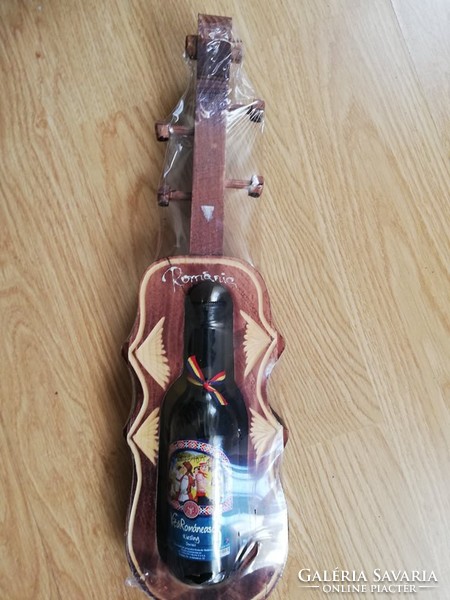 Fa hegedűs faragott tartóban román ital-pasis ajándéknak