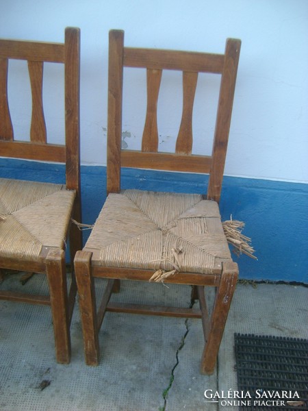 Három darab régi, fonott üléses szék együtt