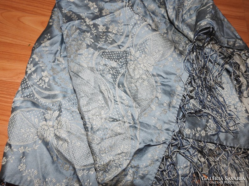 Barokk ezüst mintás kék sál, rojtos széllel / kendő