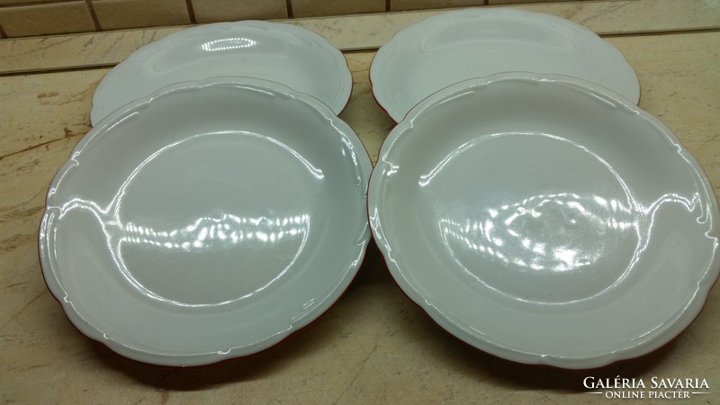 Piros szélű porcelán  tányér  eladó! 4 db