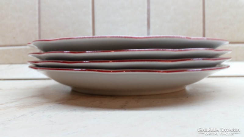 Piros szélű porcelán  tányér  eladó! 4 db