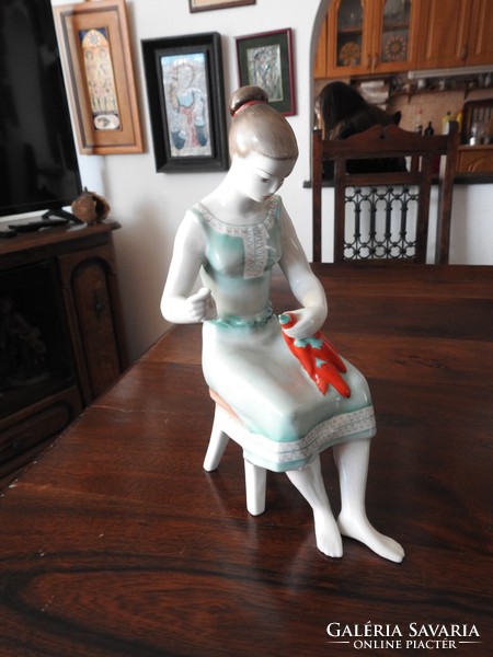 Paprika fűző nő - 1. osztályú  hollóházi porcelán szobor.
