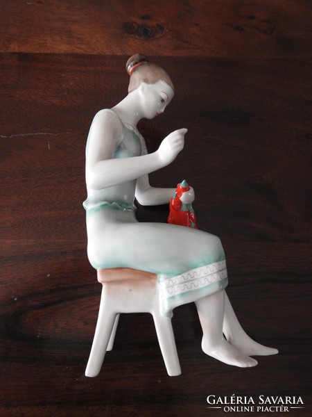 Woman stringing paprika - Grade 1 Hólloháza porcelain sculpture.