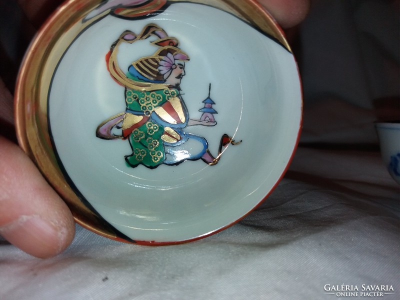 Különleges kézifestésű szakés csésze keleti alakábrázolás párban