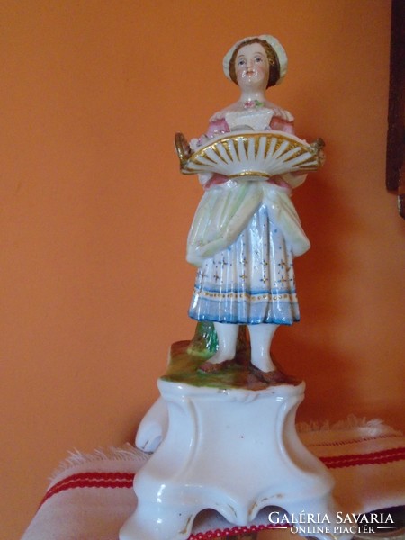 Early passau porcelain on the pedestal of the florist lady, very finely crafted piece museum piece