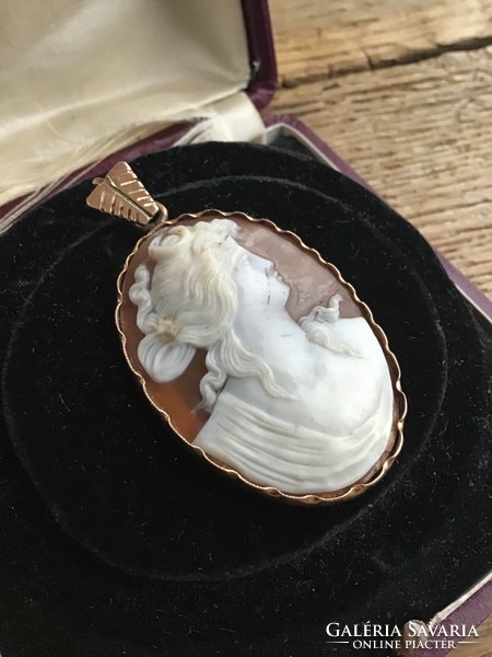 Antique gold pendant with carved shell cameo