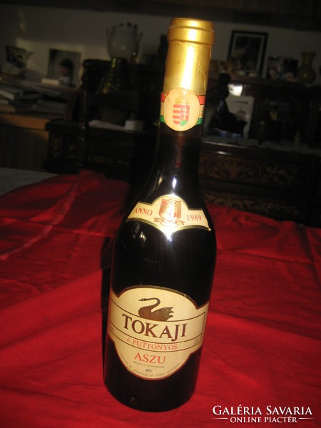 Tokaj swan, six puttony aszú from 1989, .From the year of the regime change .Pieces matching the collection