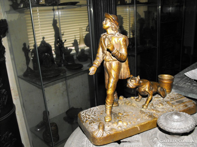 Ganz és TSa vasöntöde 1850 Eredeti öntöttvas Csavargó kutya vándor gyertyatartó szobr gyűjteményből