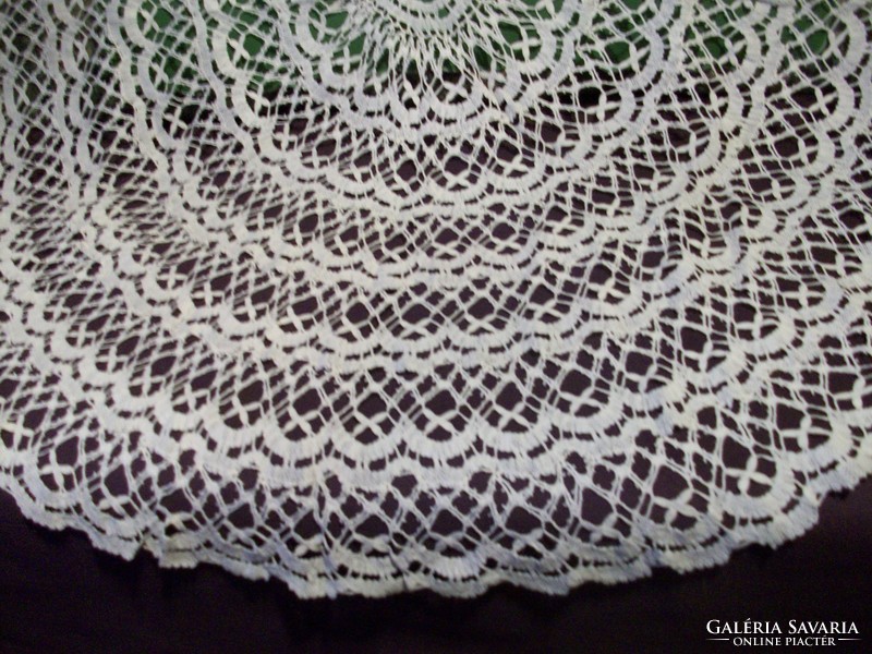 Beautiful woven lace tablecloth, 150 cm in diameter