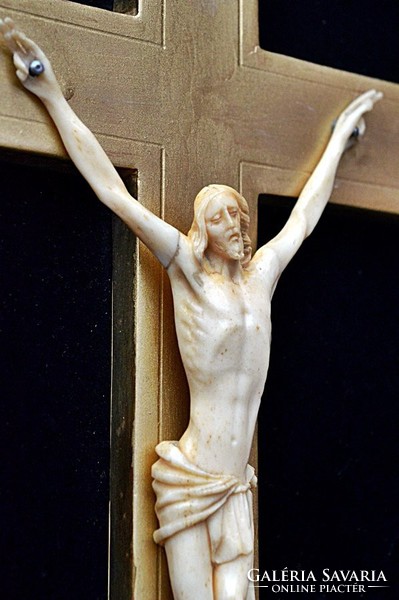 22. Antik CSONT Jézus Krisztus (12 cm), kereszt, Korpusz, feszület, 34 cm-es fakeretben.1780.