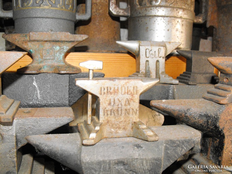 Antik 19db öntöttvas kovács mester üllő gyűjtemény  kovácsoltvas céh reklám cégér