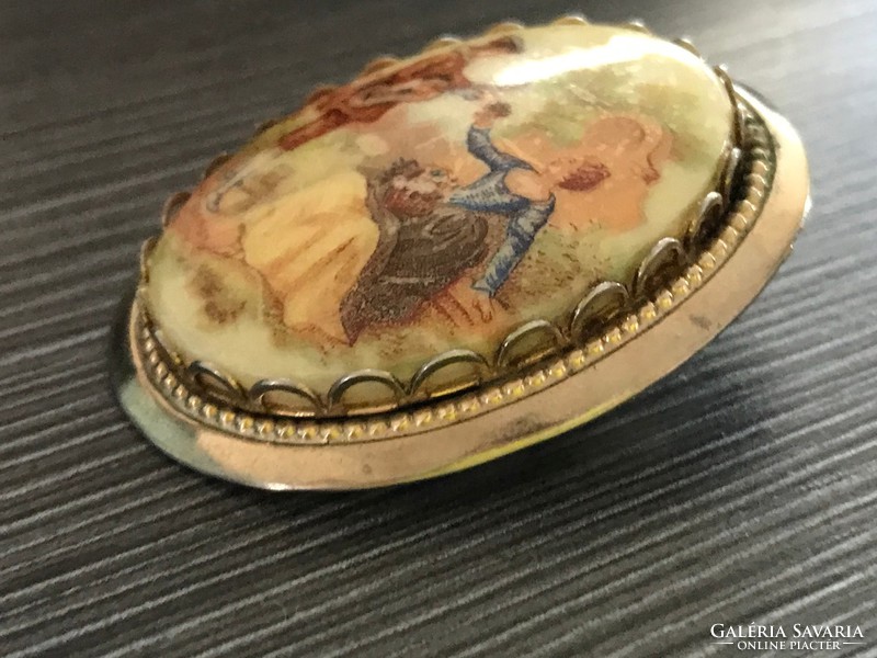 Antik porcelánképes fém bross, romantikus jelenettel