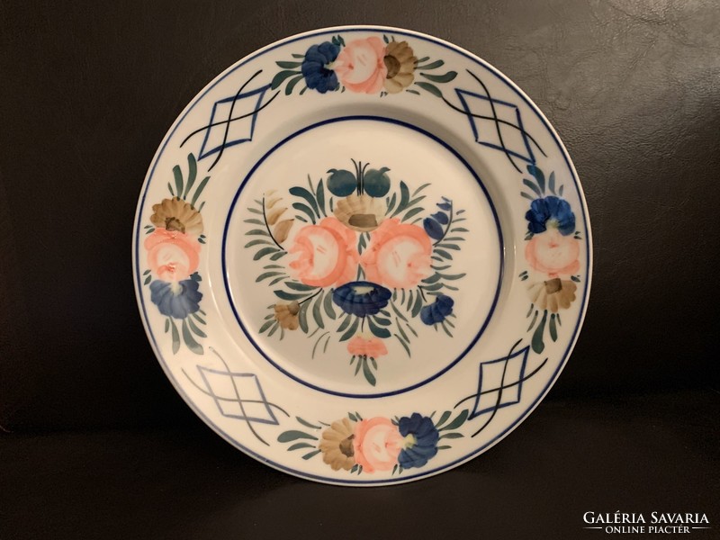 Hollóház porcelain hand-painted plate, 23 cm.