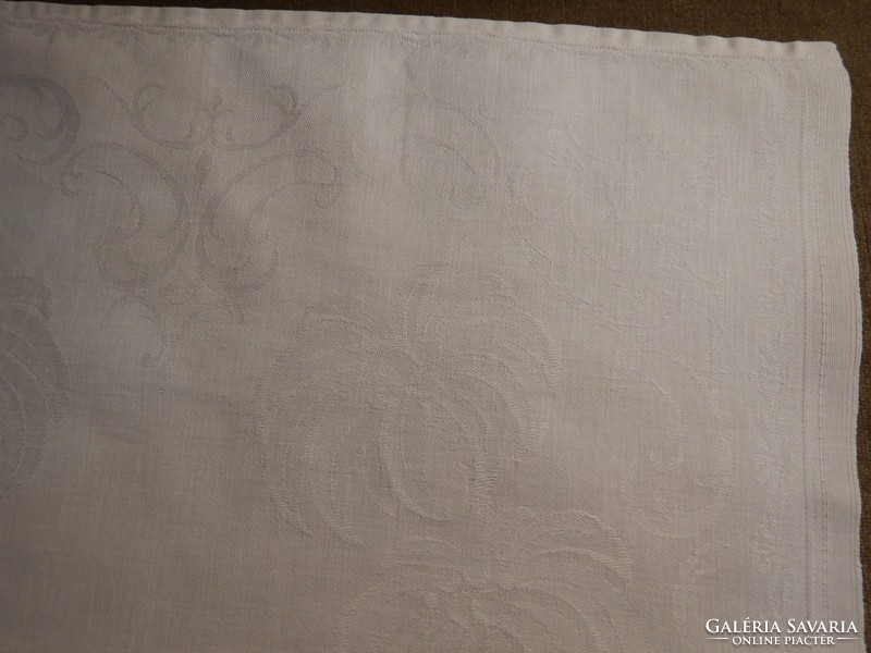 Five (+1) white damask tablecloths, table runners; 140 x 160 cm