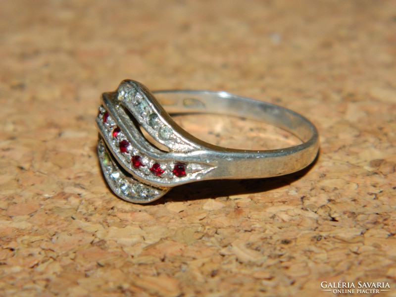 Jelzett ezüst köves gyűrű.