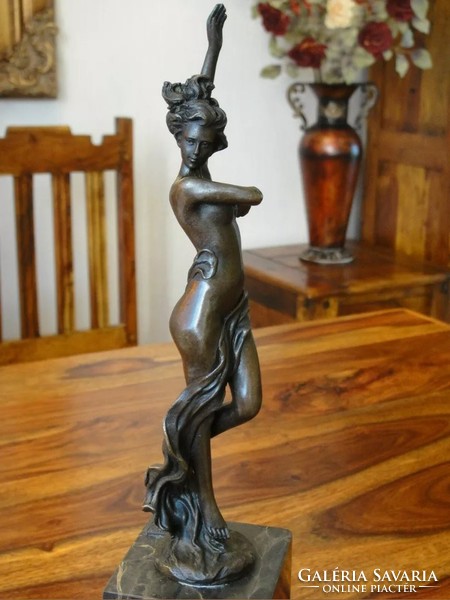 ​Női akt bronz szobor