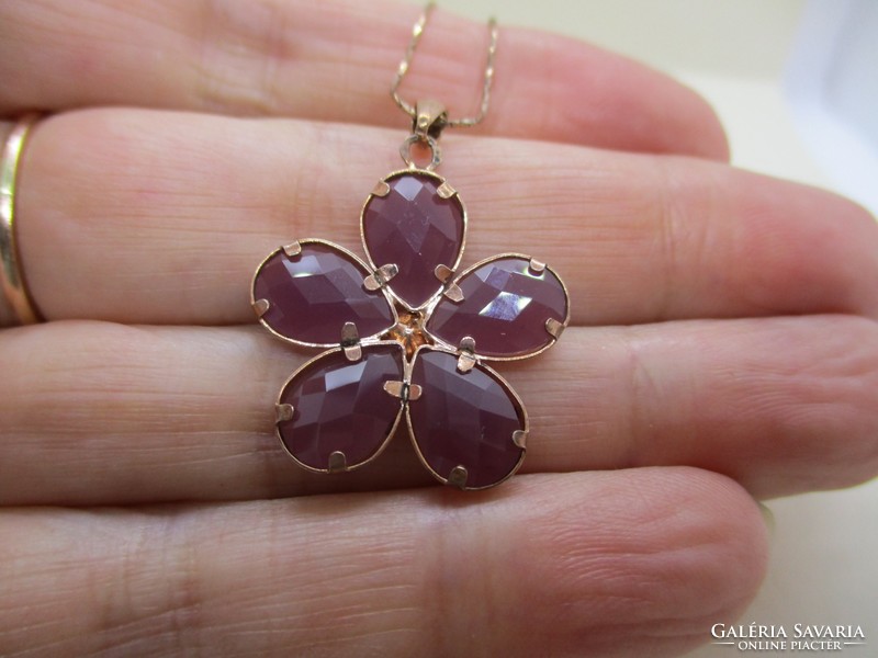 A wonderful gold-plated silver necklace with a stone pendant