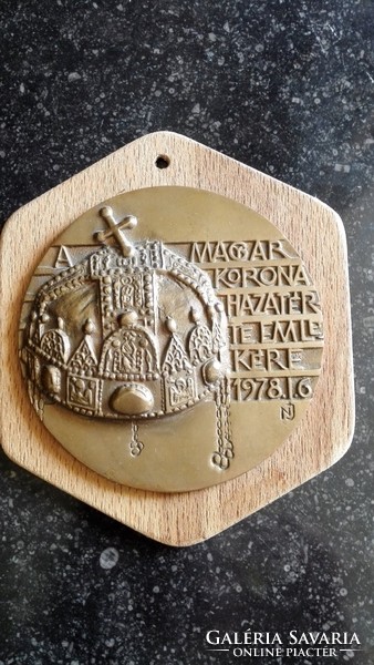 A Korona hazatérés emlékére bronz plakett