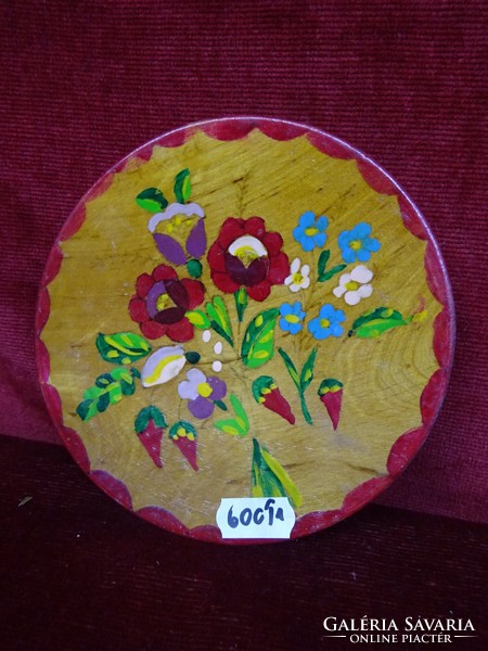 Wooden wall plate with hand-painted floral pattern. Its diameter is 13.5 cm. He has!