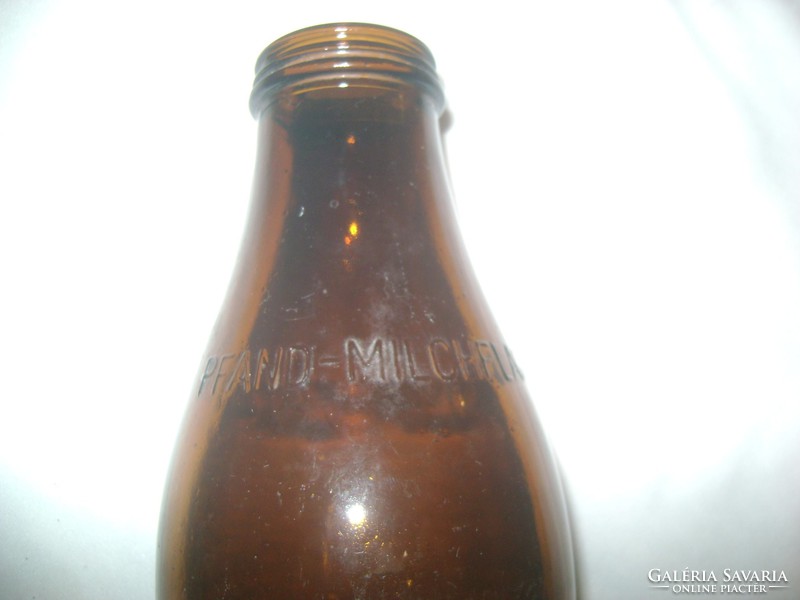 Retro barna, egy literes tejes üveg címkével, domború írással - 1995