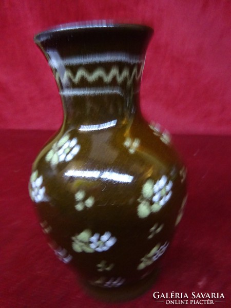 Ceramic vase, 13 cm high. He has!