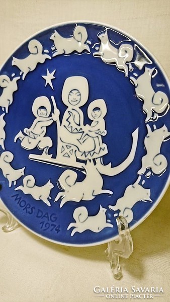 ROYAL COPPENHAGEN MORS DAG 1974  mázba nyomott felirat. Kék mázas,dombor fehér mázas svéd fali tányé
