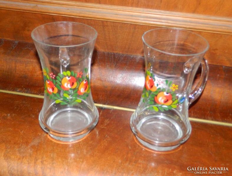 A pair of beer glass glasses with a painted flower pattern