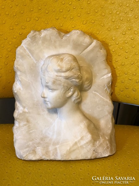 Alabástrom női mellkép szobor