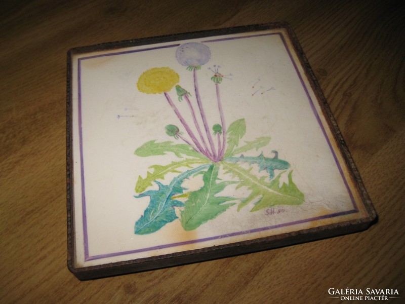 Régi festett  csempéből készült  edény alátét  ,vas kerettel  , jelzett , kézi festés    15,5 cm -es