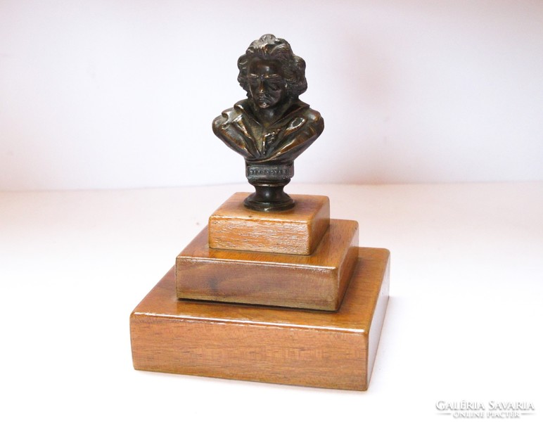 Kisméretű Beethoven bronz mellszobor.