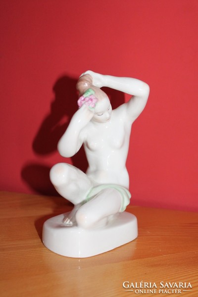Aqvincum porcelain: squatting nude