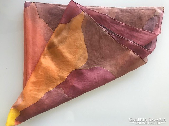 Selyemkendő kézzel festve a bézs, mályva, narancs pasztell árnyalataival, 85 x 90 cm