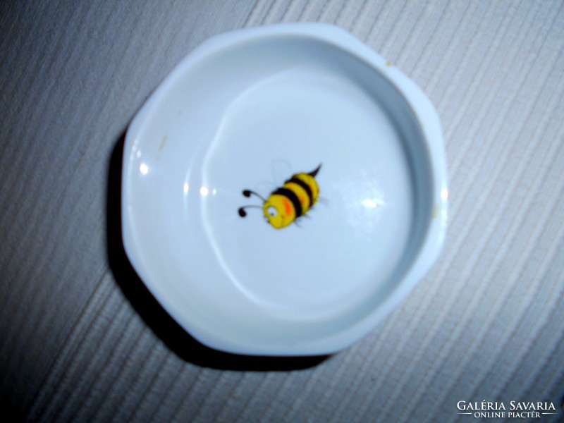 Porcelain bowl with raven house bee pattern