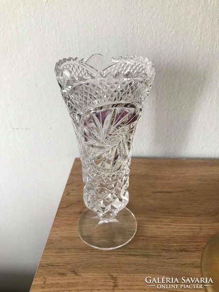 Talpas csiszolt üveg kristály váza lila beütéssel