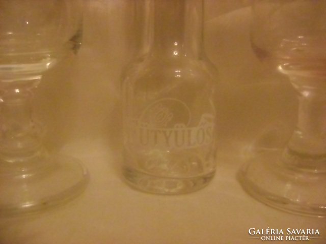 Fütyülős barackos kis üveg két pohárral