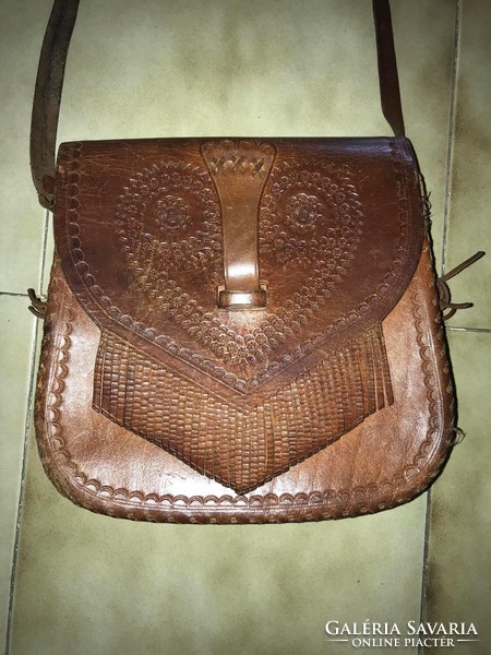 Gazdagon díszített régi baglyos bőr táska (tarsoly formájú)