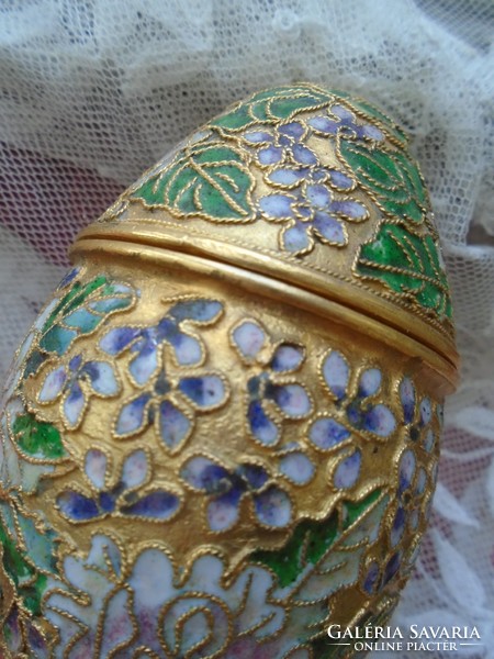 Compartment enamel violet, floral metal egg, decorative object.