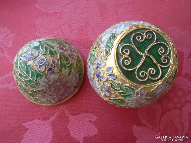 Compartment enamel violet, floral metal egg, decorative object.
