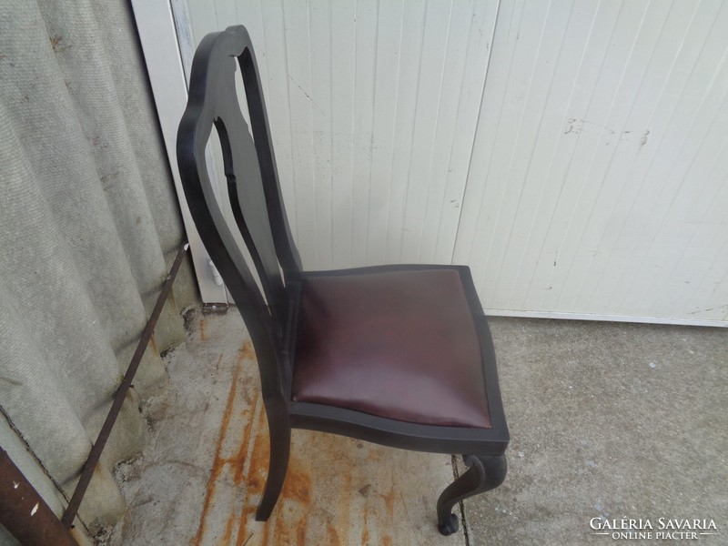 Fekete szék bőr ülőrésszel