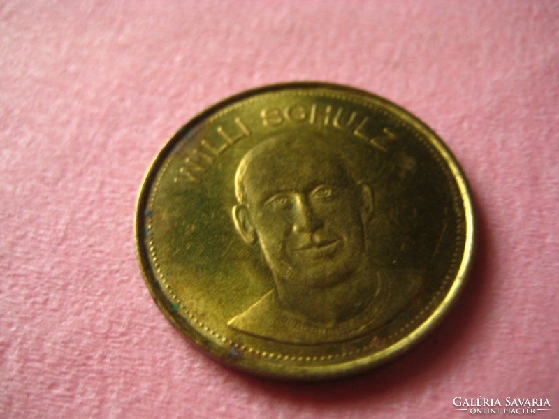 Traum elf 1969, one of the German dream eleven Wily Schulz 26 mm has a shell token on it