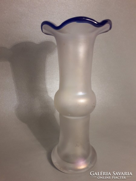 Fodros szélű kék peremes irizáló üveg váza vélhetően EISCH