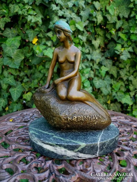 Sziklán ülő női akt - kisplasztika bronz szobor
