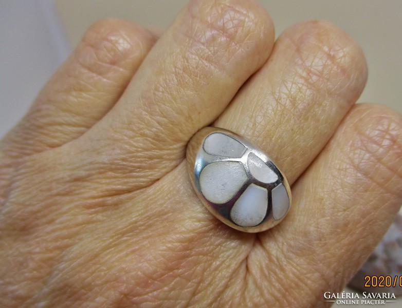 Szépséges iparművész nagy gyöngyházas  ezüstgyűrű