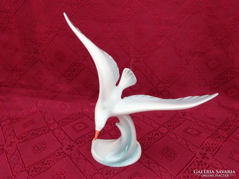 Hollóház porcelain figural statue, flying seagull, width 24 cm. He has!