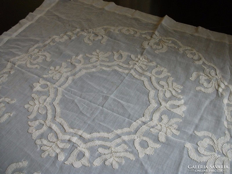 Antik batiszt rátétes és selyem szállal hímzett terítő 83x79 cm